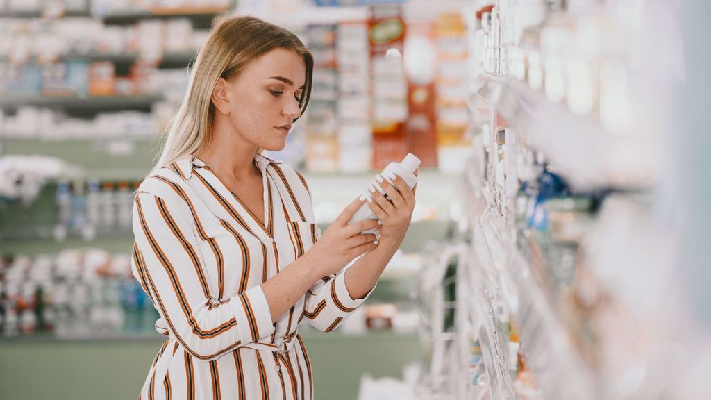 Mujer en la sección de droguería en Supermercado