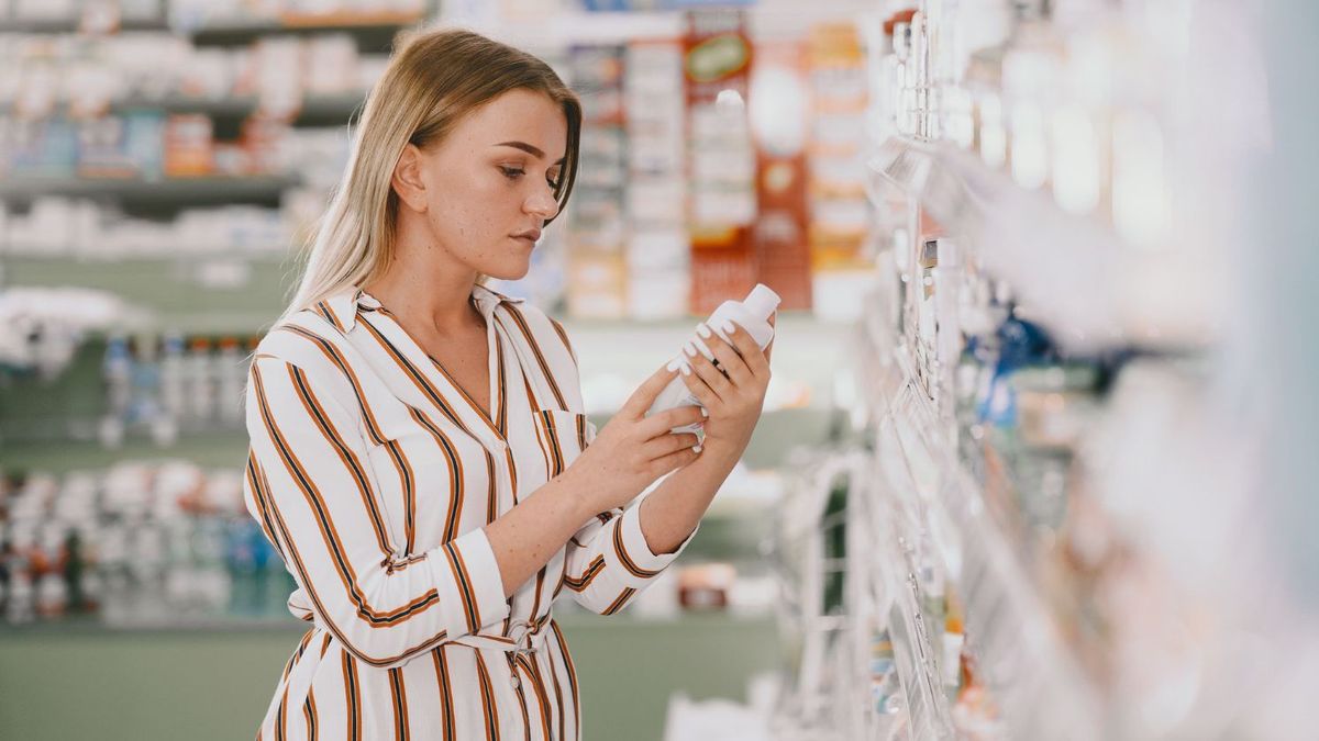 Mujer en la sección de droguería en Supermercado