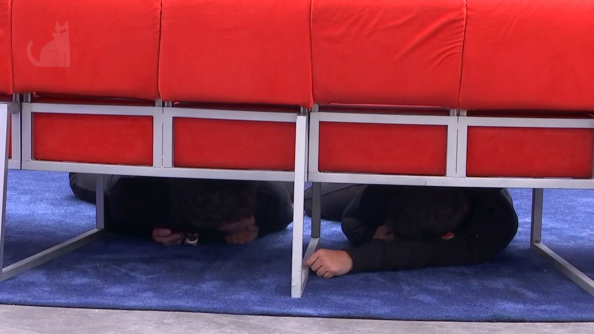 Óscar Landa y Miguel Frigenti hablan bajo el sofá del salón