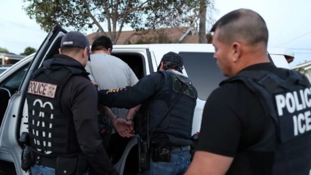 Un inmigrante sin documentos es detenido en Paramount, California.