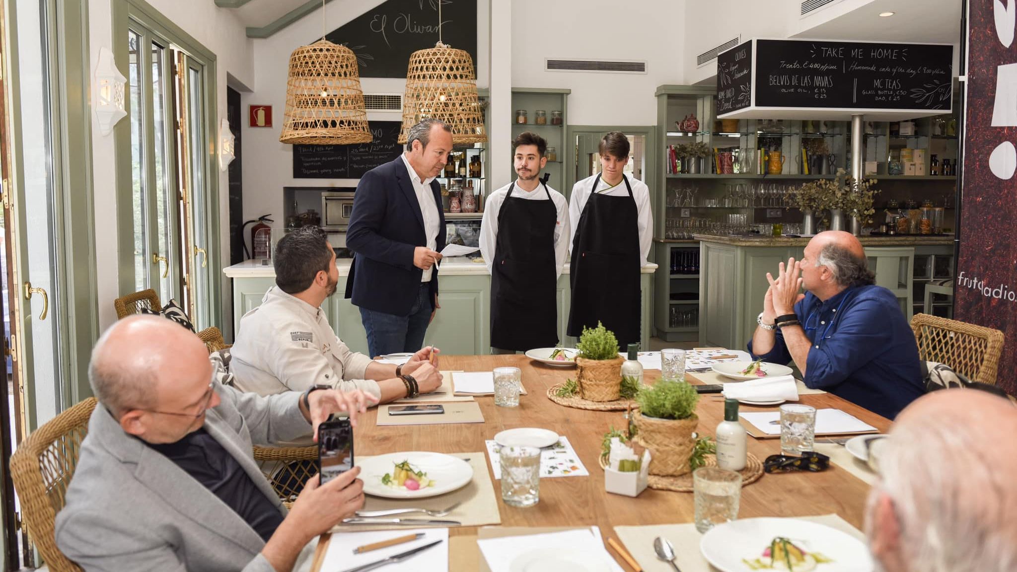 Un momento de un servicio en el Restaurante Azajal