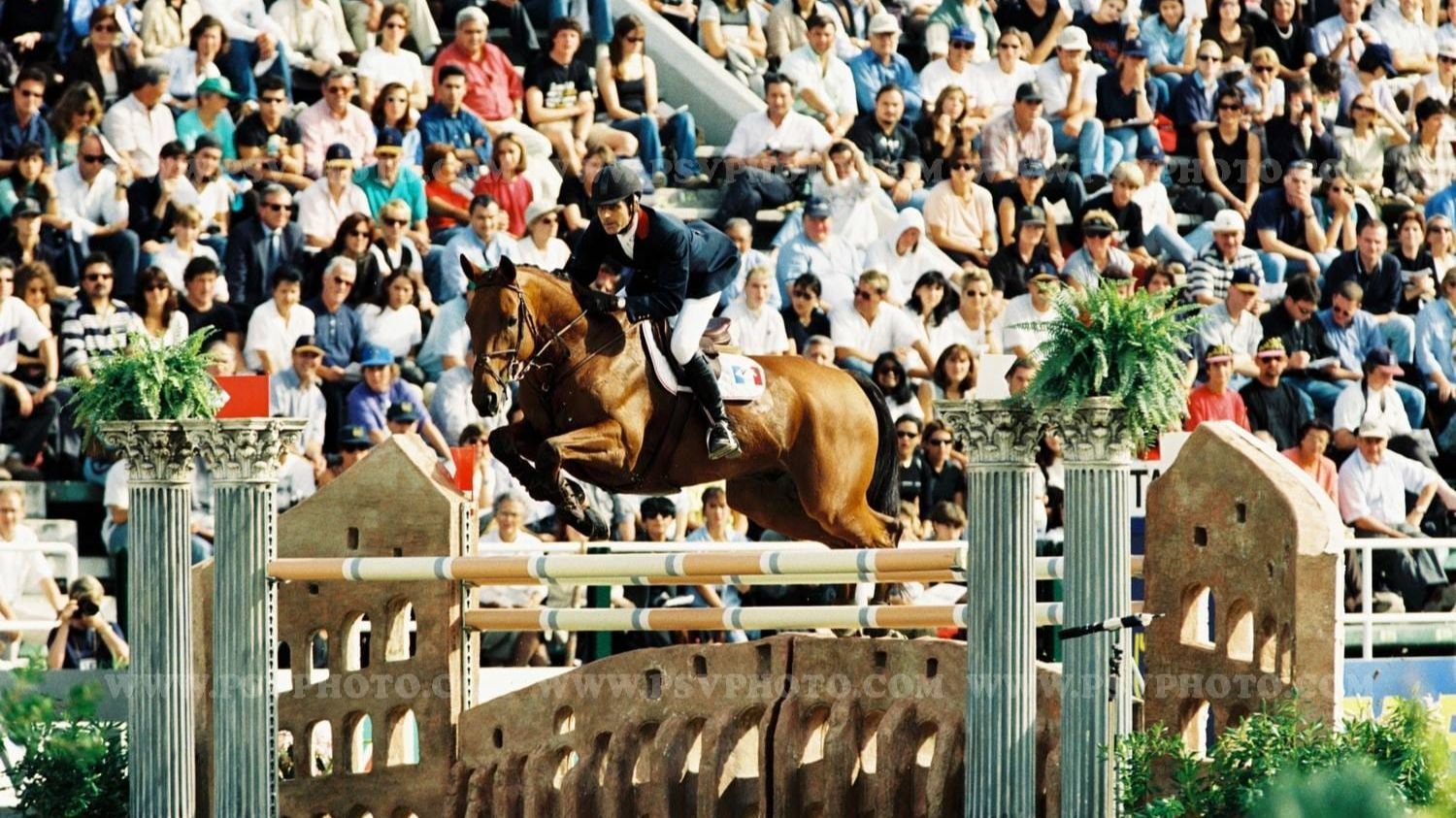 Caballo legendario saltando una valla en una competición ecuestre