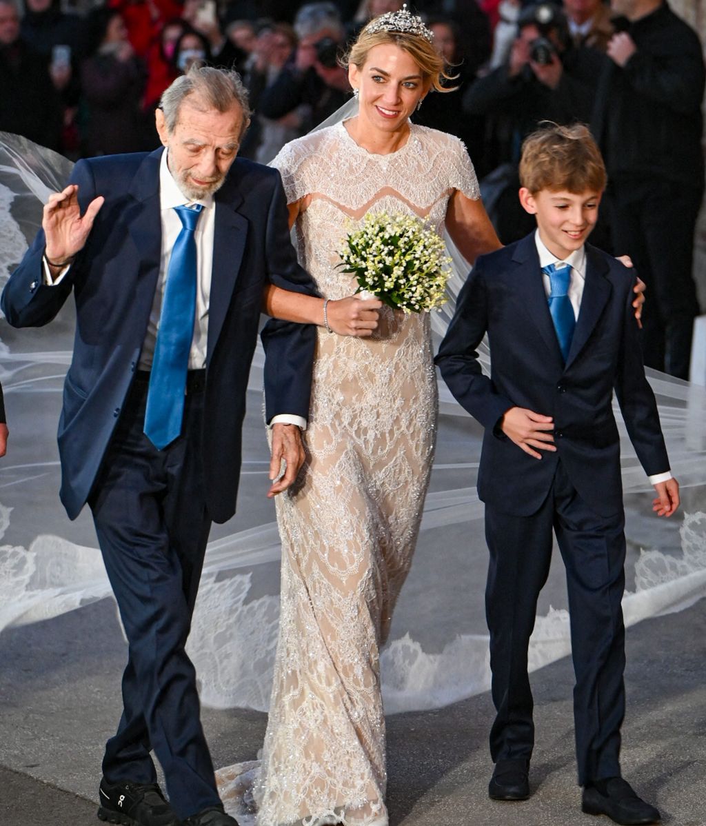 Chrysi Vardinoyannis llegando a la iglesia vestida de novia