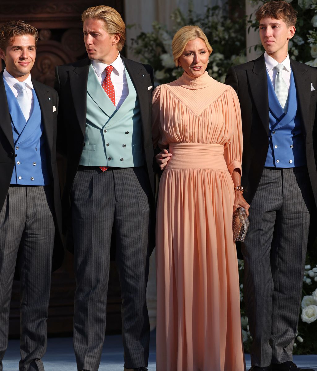 Constantino, con su madre y sus hermanos en la boda de Teodora de Grecia