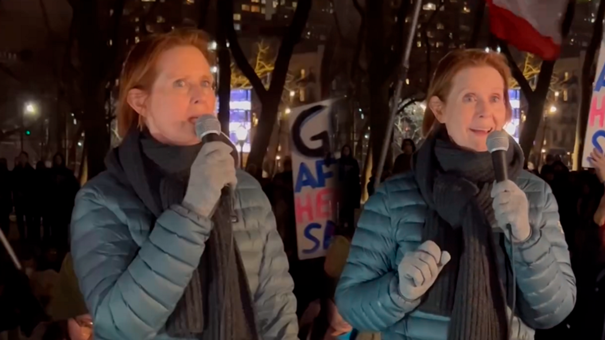 Cynthia Nixon en la manifestación en apoyo a las personas trans en Nueva York