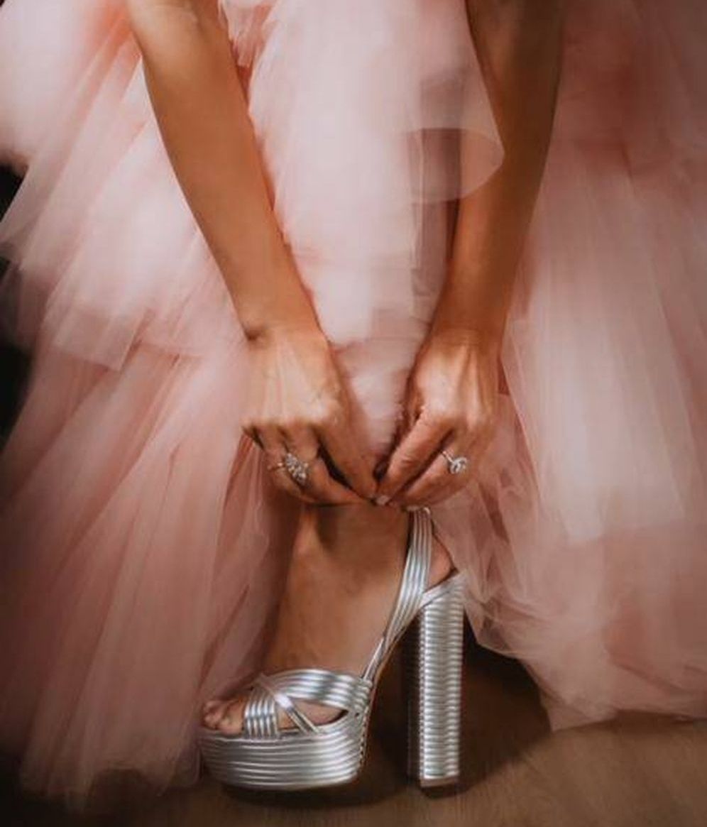 Detalle de las sandalias y joyas de la novia. FUENTE: Instagram @elenassanchez_