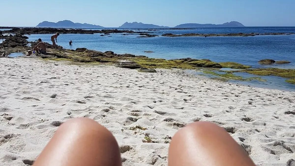 Disfrutando de la arena de playa