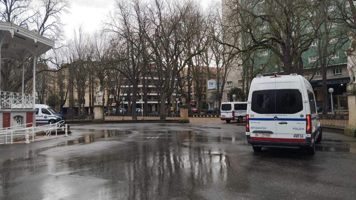 Furgonetas de la Ertzaintza junto al hotel donde se ha alojado el Maccabi