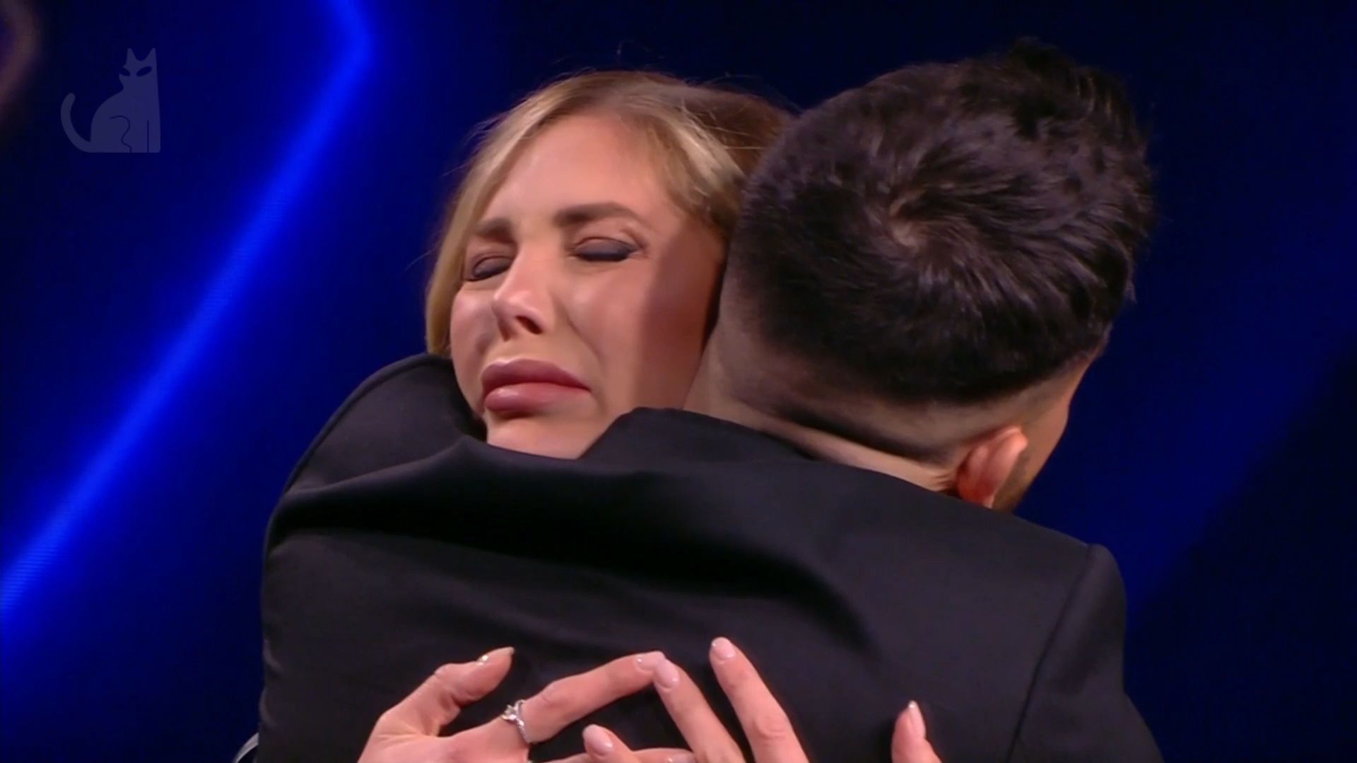 Miguel Frigenti y Romina Malaspina se abrazan