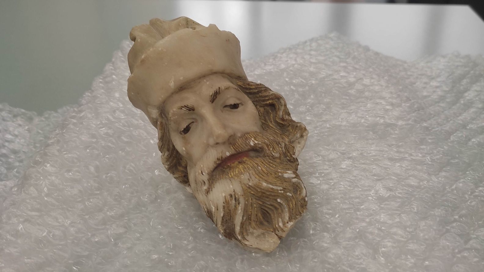 Recuperan en una subasta la cabeza de una figura del siglo XV del retablo mayor de una basílica en Girona