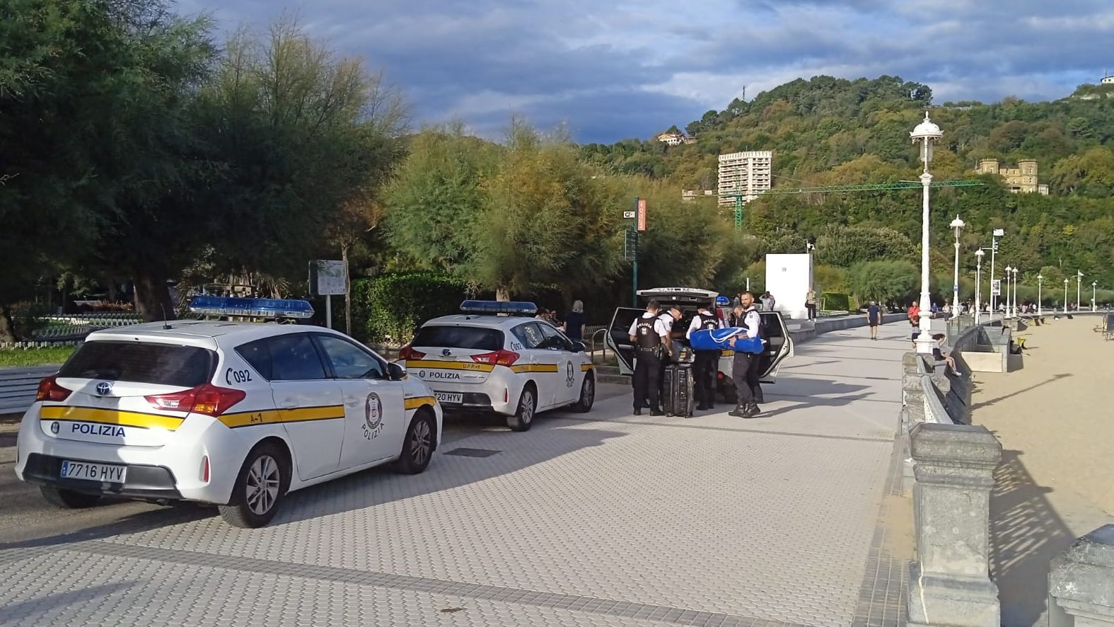 Varios coches de la Policía Municipal de San Sebastián