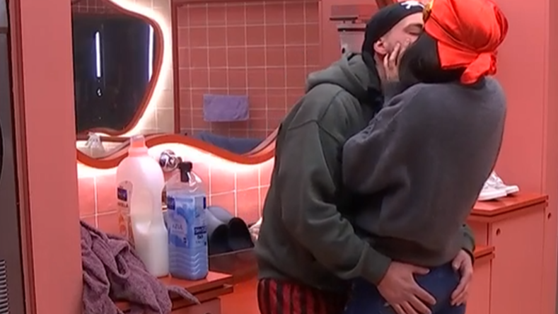 Pasión en lavandería entre Almoguera y María