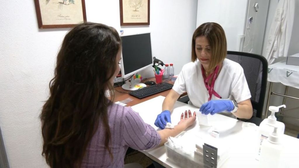 Celia Azahara, paciente alérgica al frío: su vida corre "peligro" si no se trata de forma "inmediata"