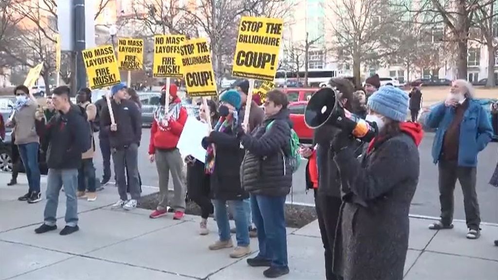 Decenas de trabajadores se manifiestan contra Trump y Musk en Washington