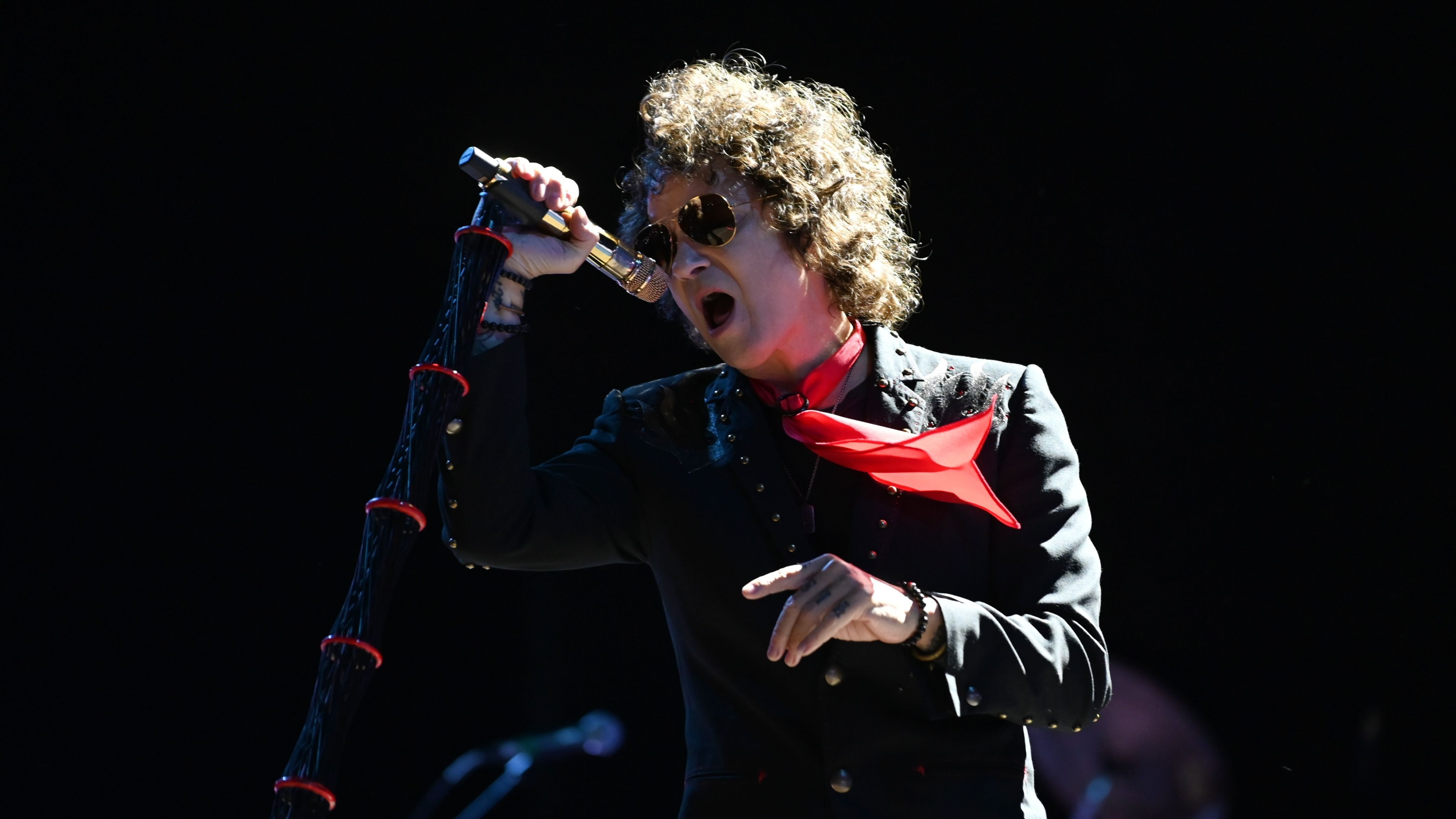 El cantante Enrique Bunbury durante un concierto en Zargoza