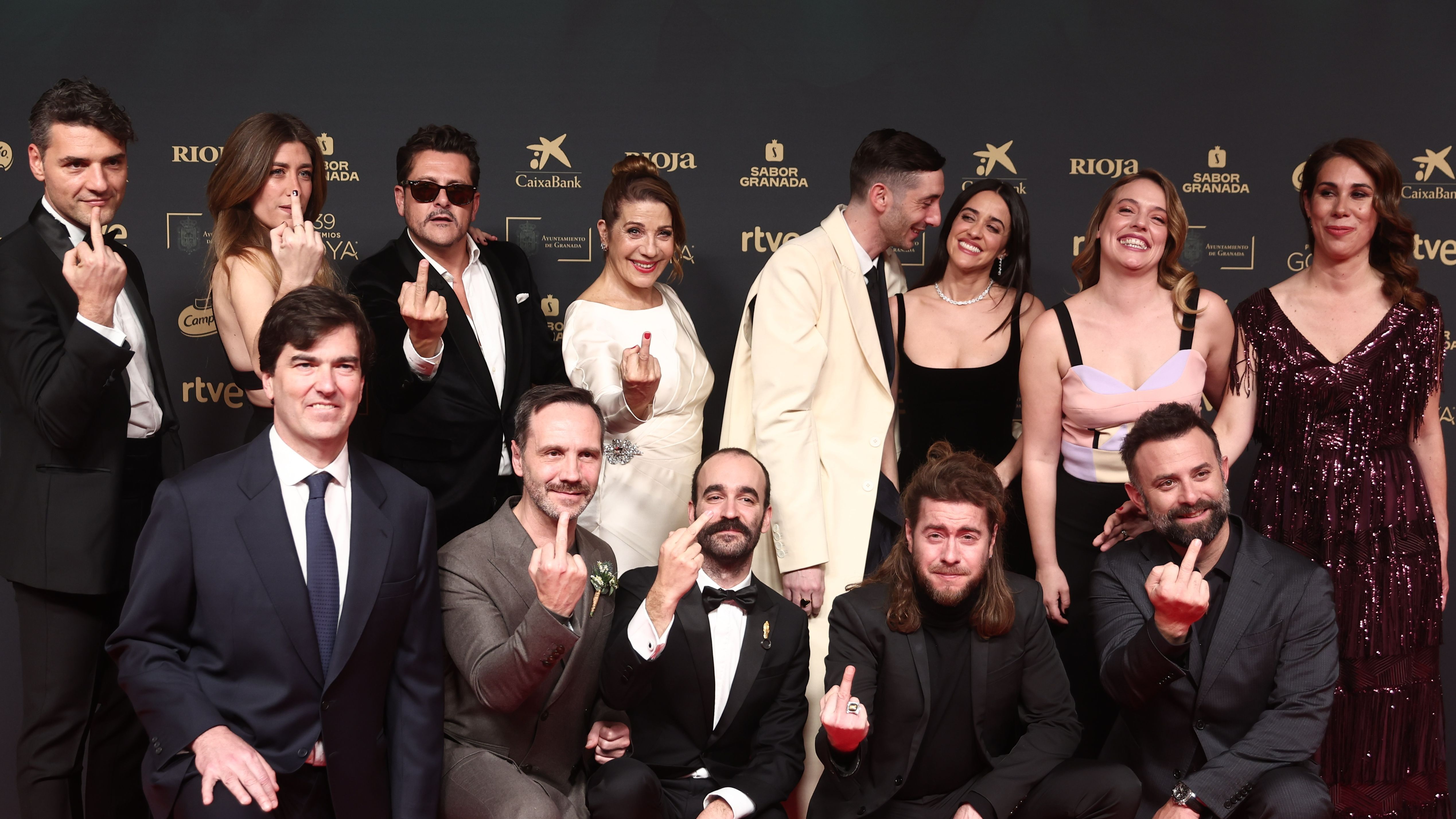 El equipo de 'Casa en Flames' posa en la alfombra roja de la 39º edición de los Premios Goya