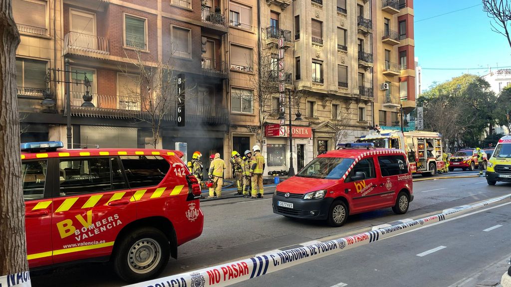 El incendio en el bingo de Valencia, controlado: los vecinos de una de las fincas colindantes pueden volver a casa