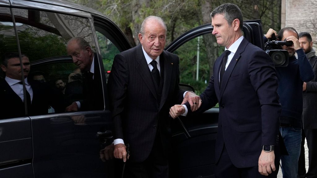 El rey Juan Carlos en el funeral de Karim Aga Khan en Lisboa