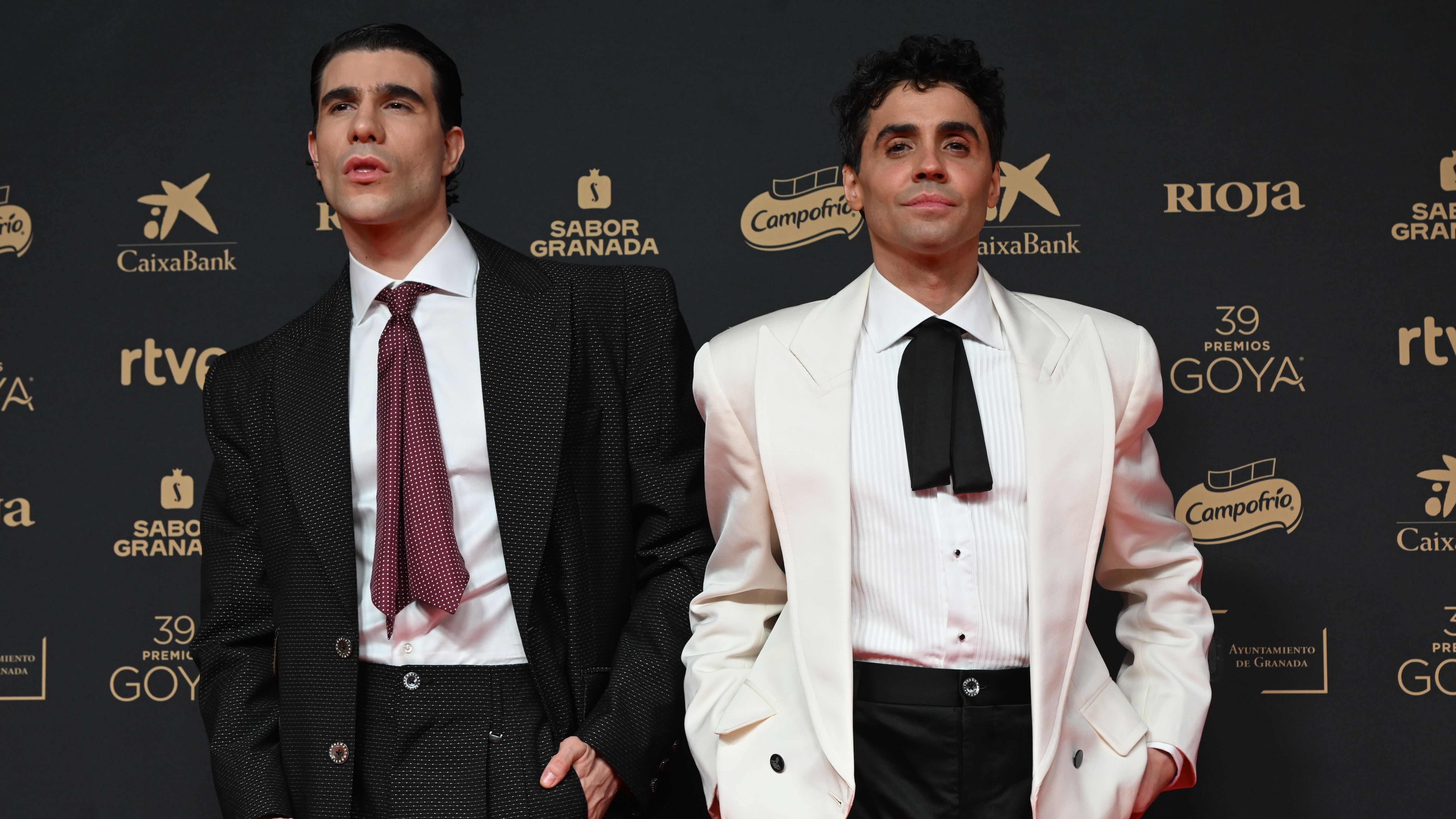 Javier Calvo y Javier Ambrossi posan en la alfombra roja de la 39 edición de los Premios Goya