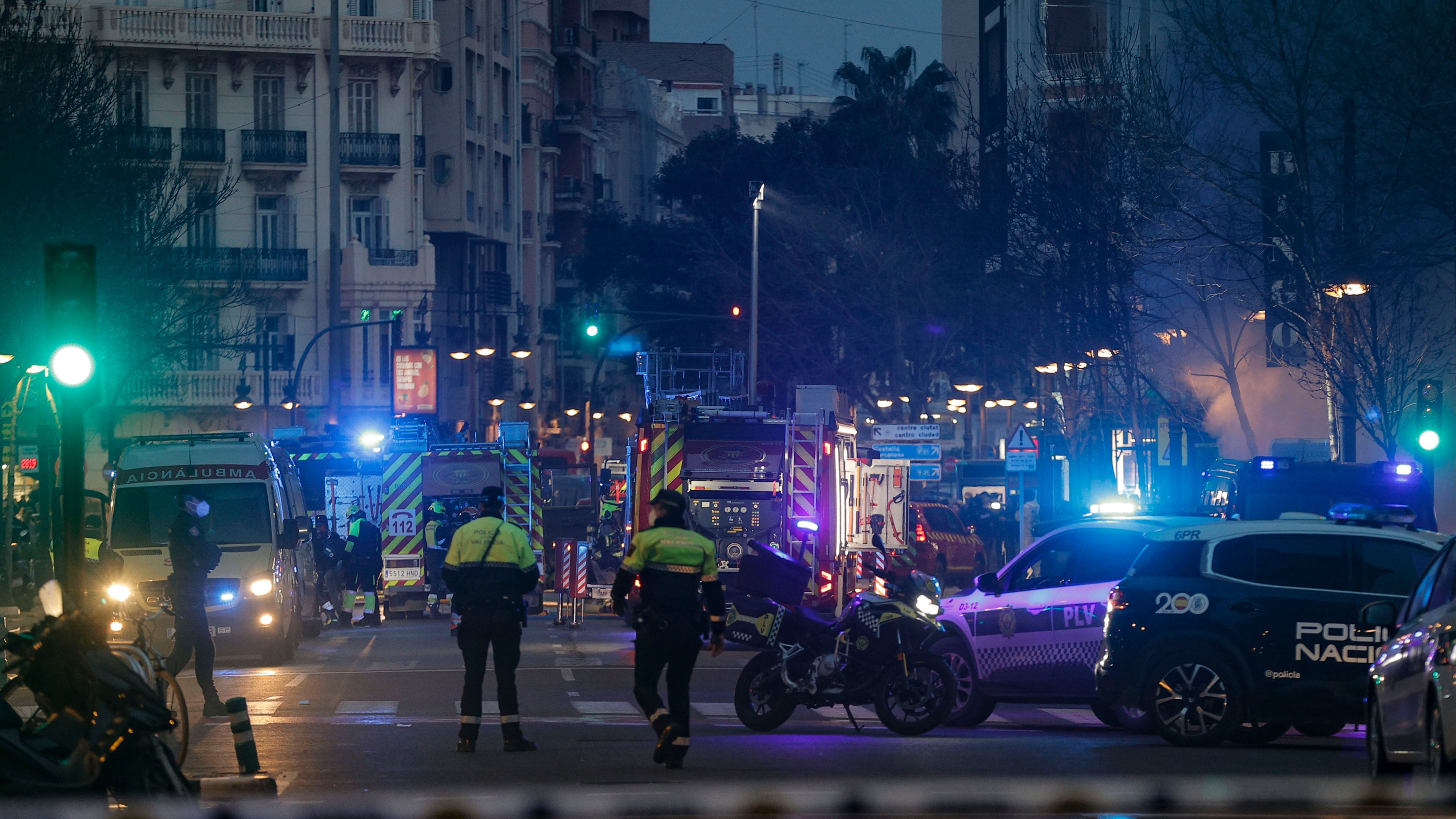 Los bomberos continúan los trabajos para controlar el incendio en un bingo en Valencia