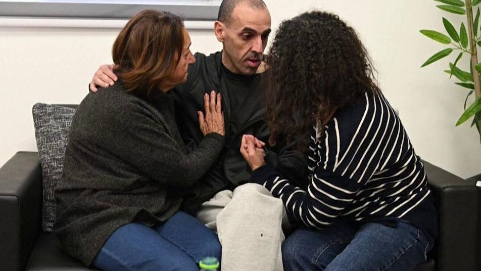 Momento en el que Eli Sharabi recibía la noticia del asesinato de su mujer y dos hijas