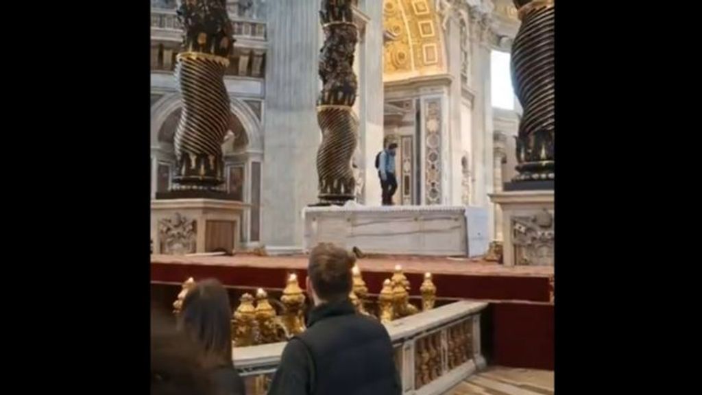 Un hombre asalta y destroza el altar mayor de la Basílica de San Pedro de Roma