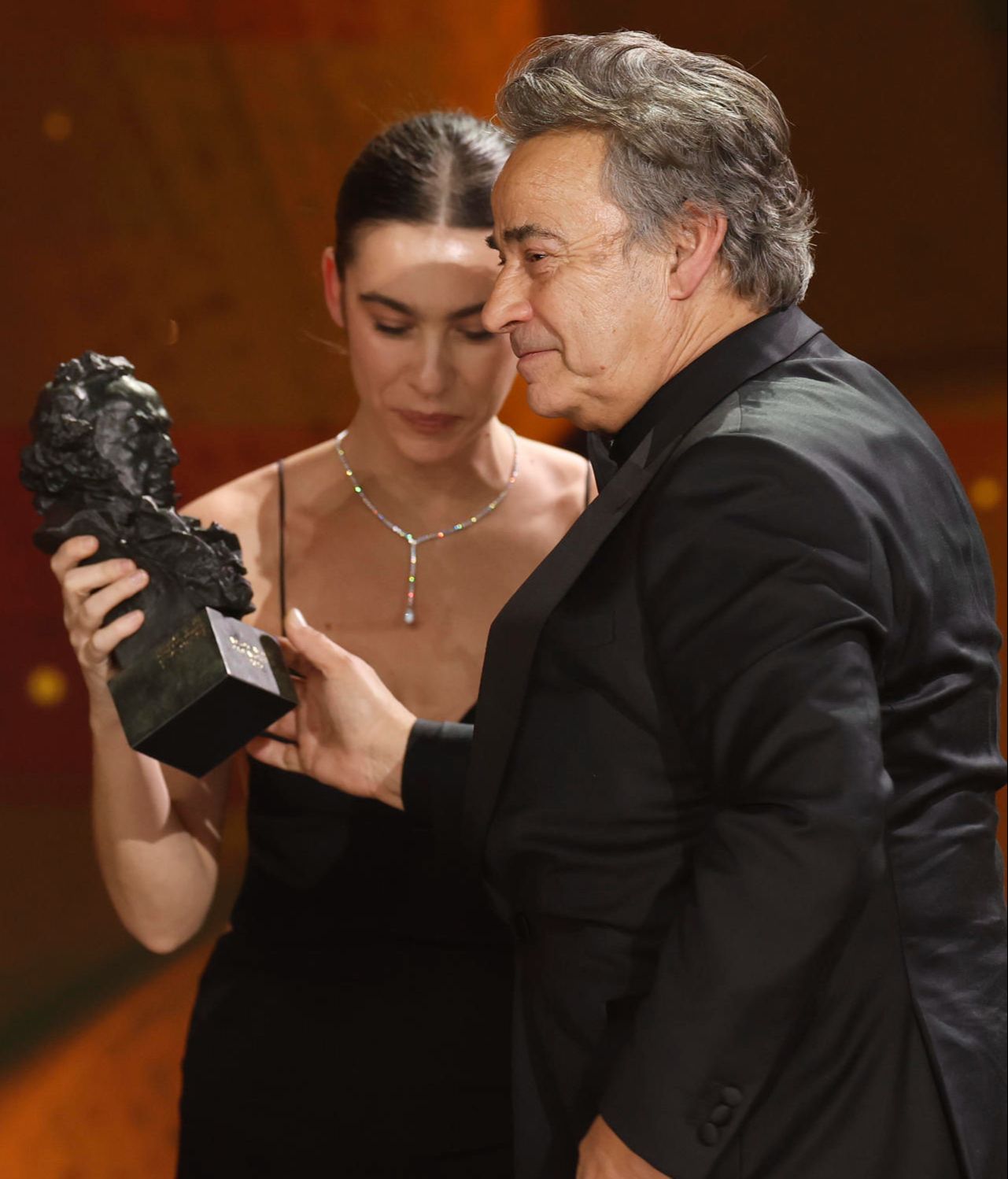 Eduard Fernández recogiendo el Goya de manos de su hija.