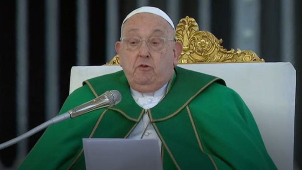 El papa Francisco interrumpe la lectura de su homilía por "dificultades en la respiración" tras su bronquitis