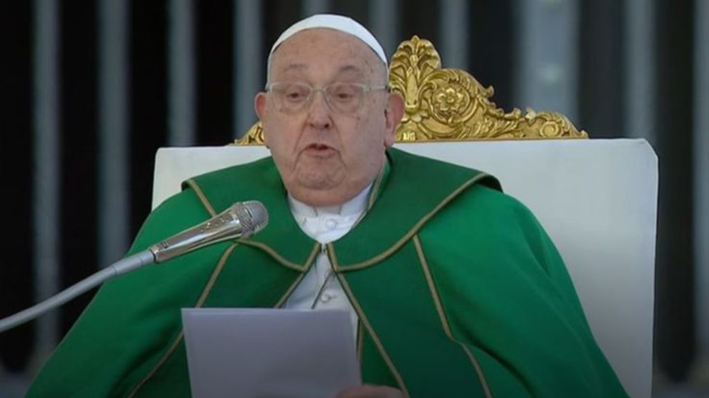El papa interrumpe la lectura de su homilía por "dificultades en la respiración"