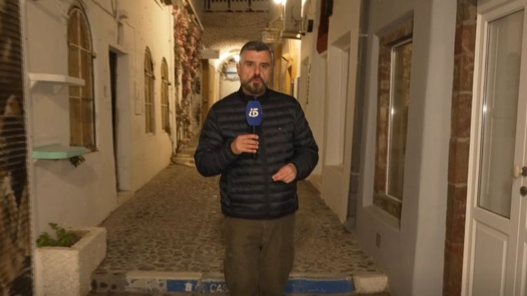 La llegada a Santorini de un equipo de 'Informativos Telecinco' tras la alerta por terremotos: "Los turistas y los locales se han ido por miedo"