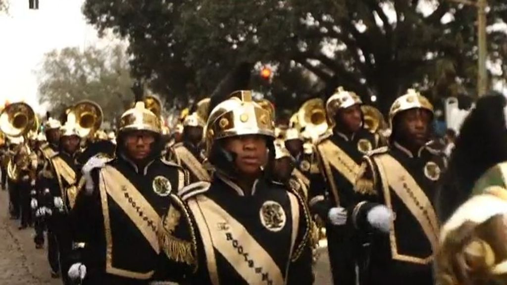 Miles de personas celebran en las calles de Nueva Orleans el desfile previo a la Superbowl
