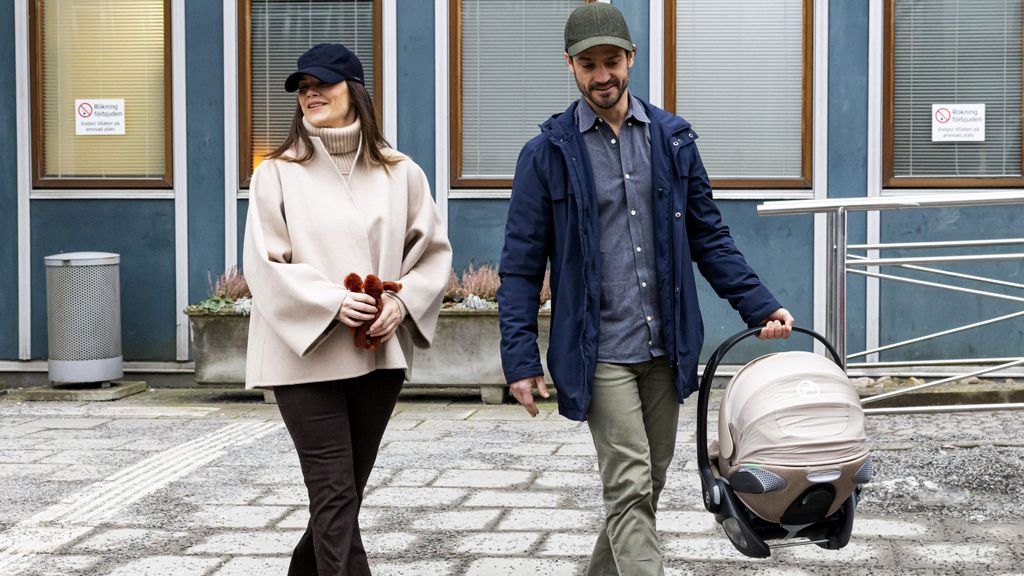 Carlos Felipe y Sofía de Suecia, saliendo del hospital con su hija