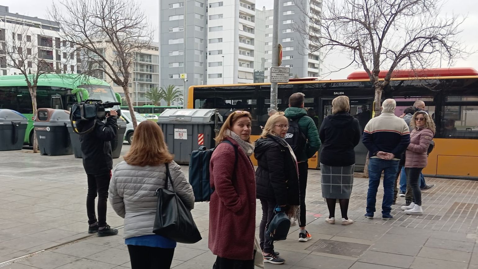 Colas este lunes en Torrente para coger el autobús lanzadera destino a Valencia