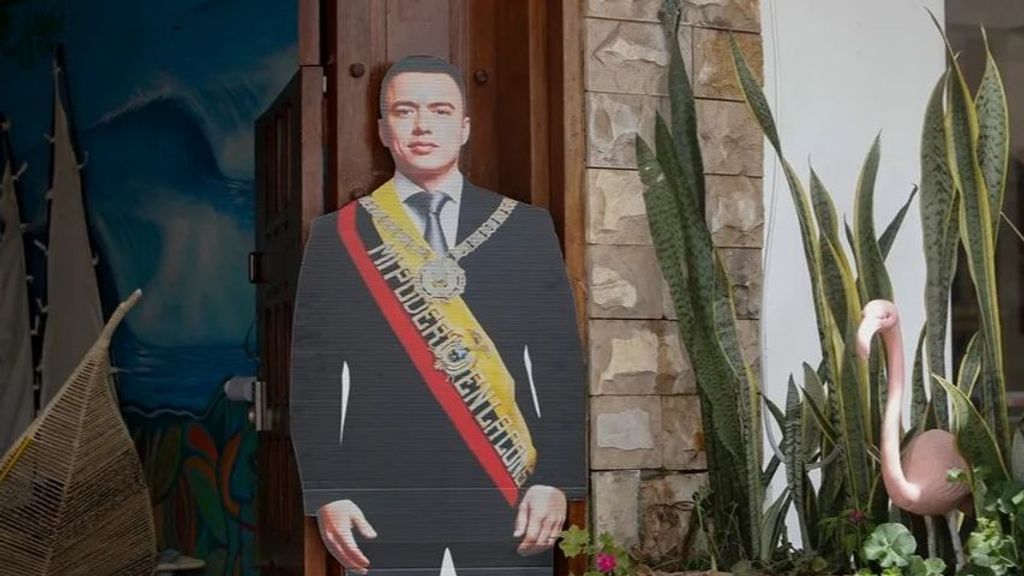 Daniel Noboa en un póster de cartón usado durante su campaña electoral