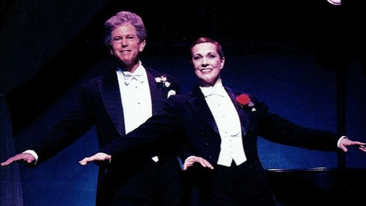 El actor Tony Roberts junto a Julie Andrews.