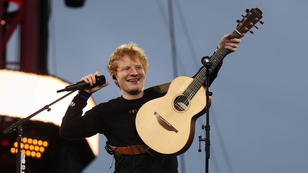 El cantante británico Ed Sheeran ha dado un pequeño concierto en una calle de la ciudad india de Bangalore