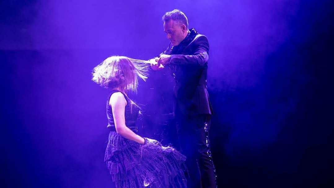 El estilista Carlos Bardullas realizando su corte a dos manos