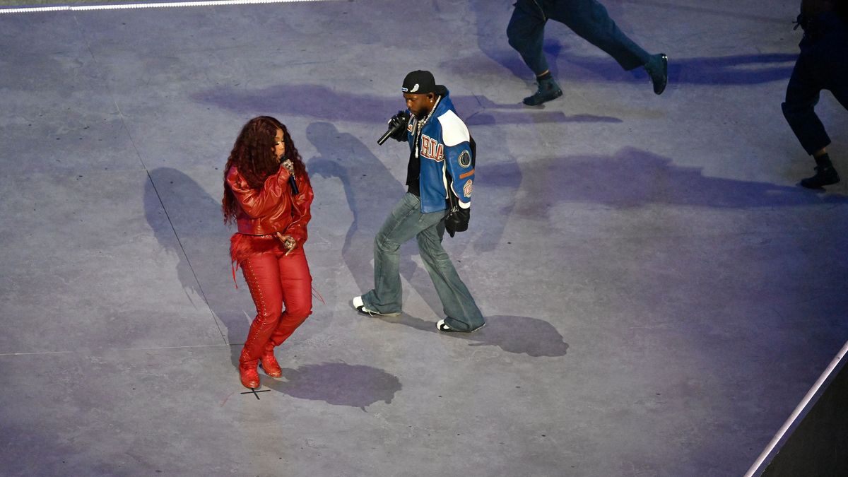 El rapero Kendrick Lamar (d) y la cantante SZA (i) durante su actuación en la final de la Super Bowl celebra en Nueva Orleans, EEUU