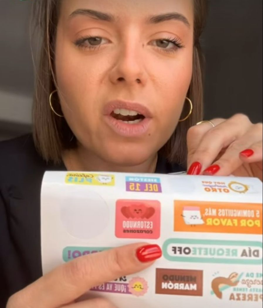 Elsa muestra su pegatina de corazones