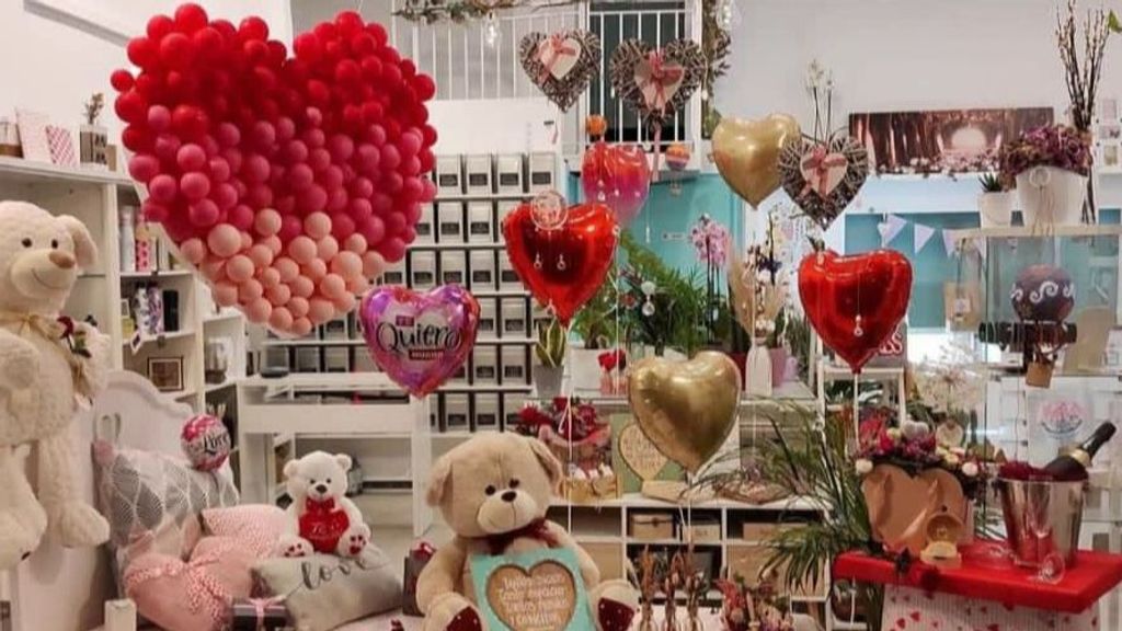 Escaparate de un negocio decorado por San Valentín en La Zubia (Granada)