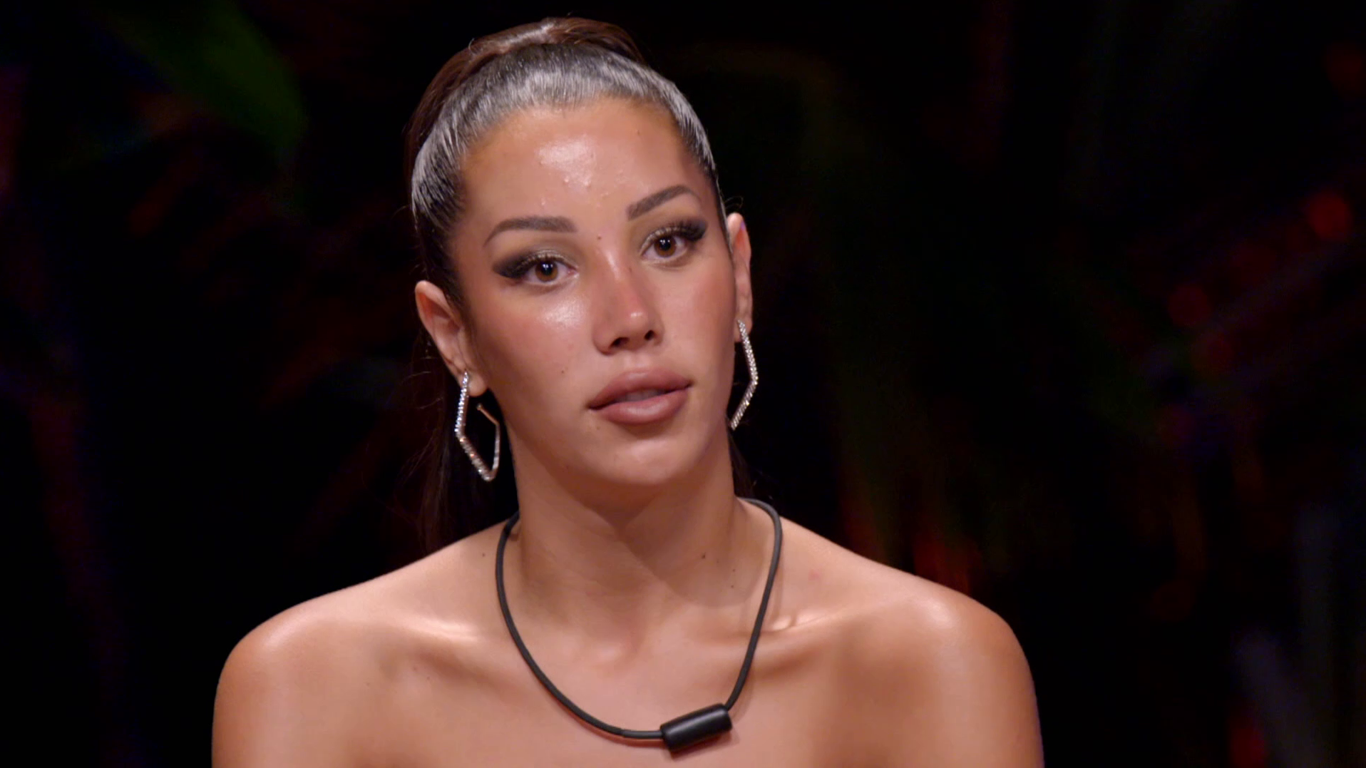 La confusión de Bayan al descubrir que Eros no se ha acostado con Érika