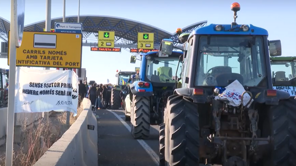 Los agricultores catalanes llegan a un acuerdo con la Generalitat y desconvocan los cortes en las carreteras