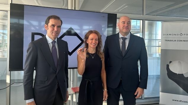 Responsables de Diamond Foundry con uno de los diamantes producidos en la fábrica de Trujillo.