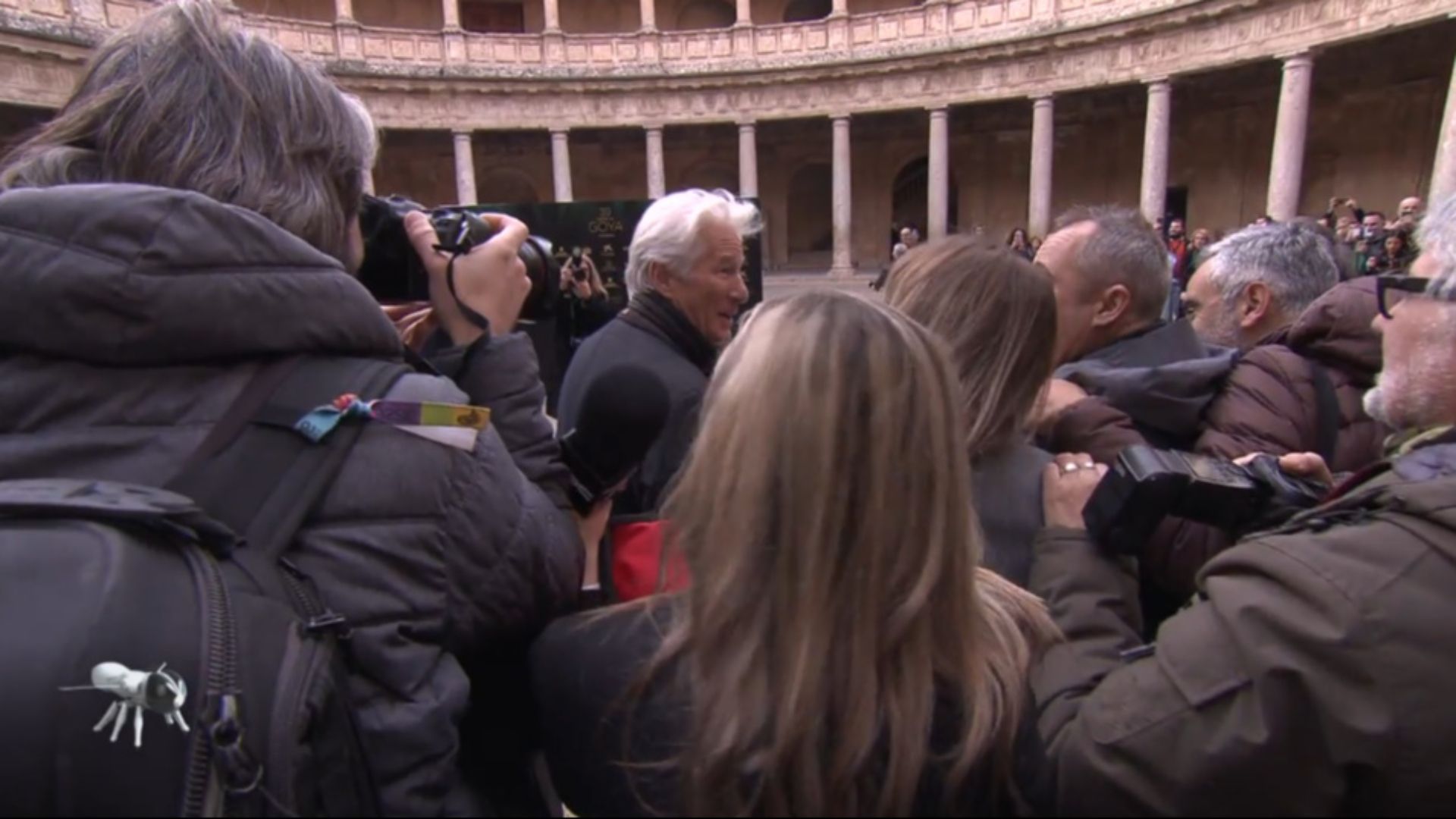 Richard Gere recibe en CQC un regalo muy especial de nuestra reportera Paula Púa: ¡las famosas gafas! - Caiga quien caiga