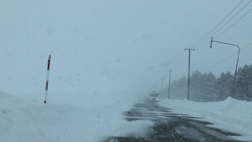 Una carretera cubierta por intensas nevadas a las afueras de Sapporo, Hokkaido, Japón