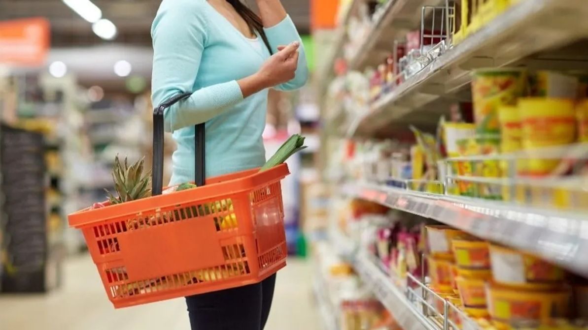 Una mujer haciendo la compra de forma tradicional