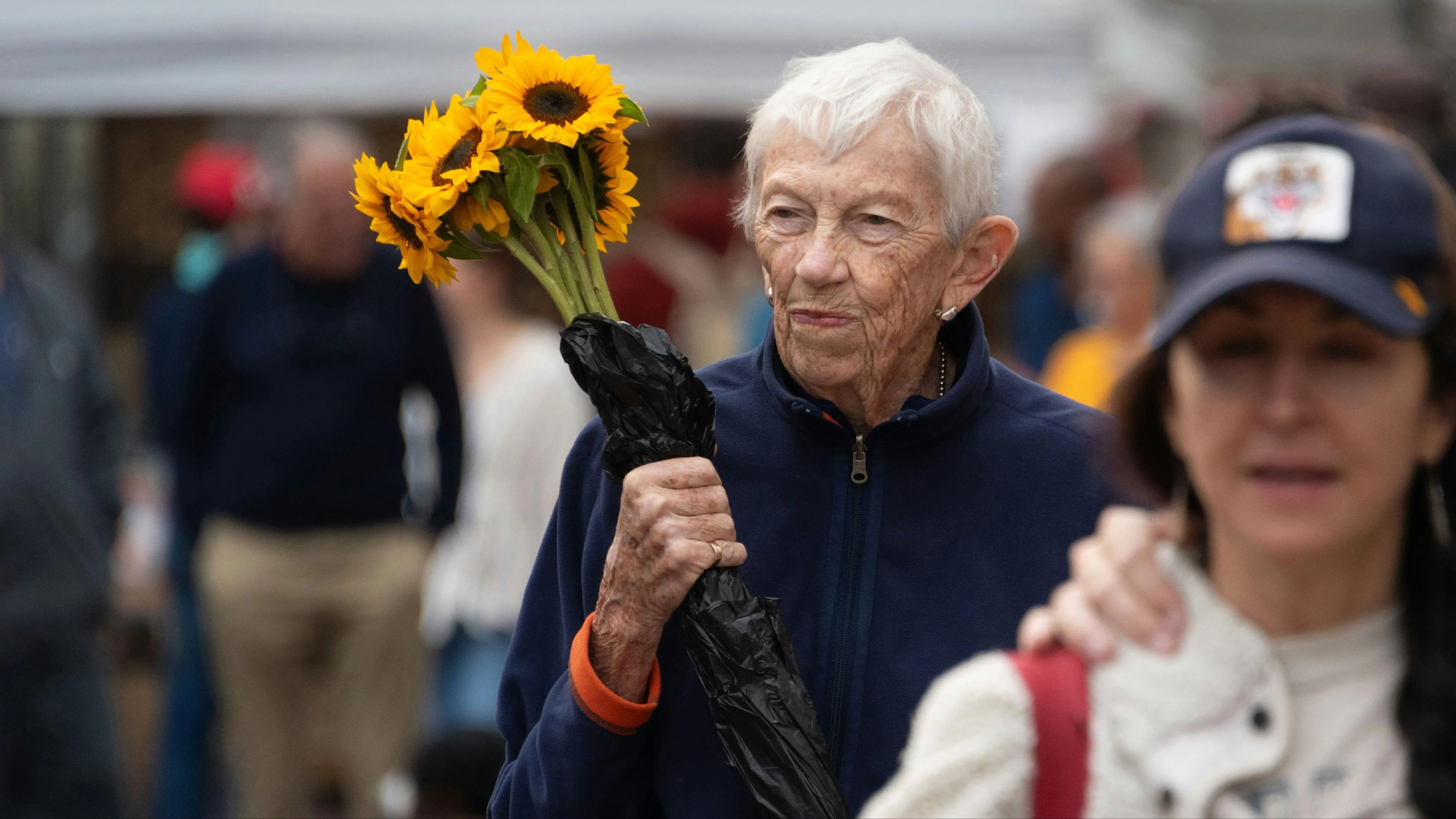 Una viuda llevando flores