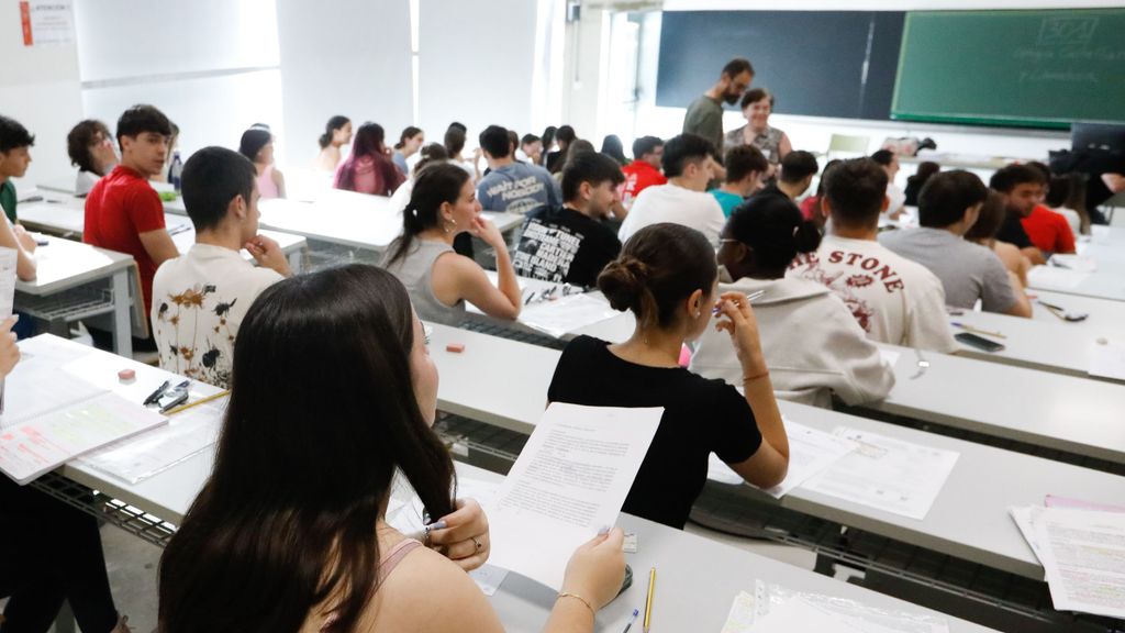 Alumnos se examinan de la Evaluación del Bachillerato para el Acceso a la Universidad (EBAU)