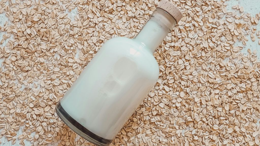 Bebida vegetal sobre copos de avena