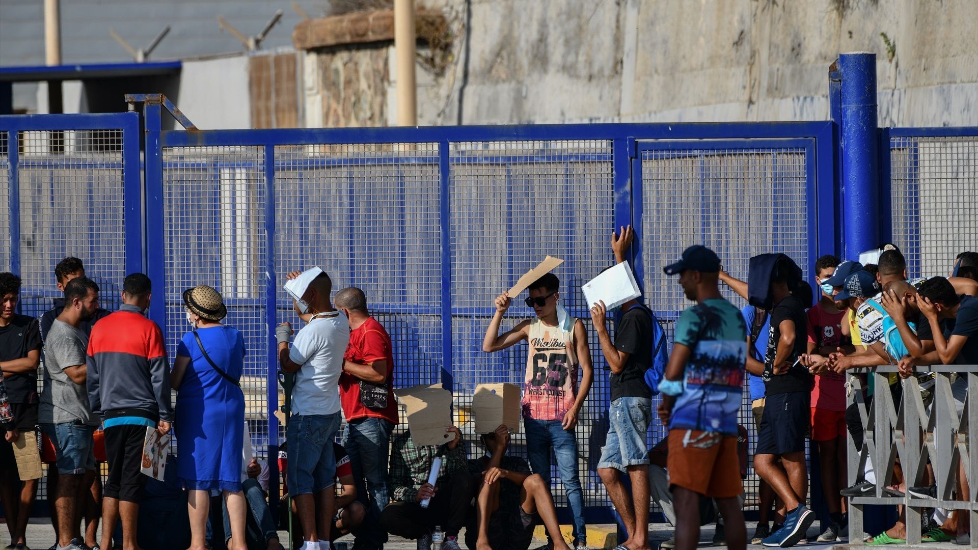 Cientos de personas, la mayoría marroquíes, guardan cola en la oficina para tramitar los asilos